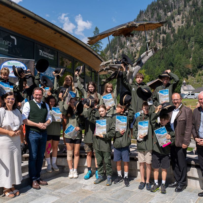 Junior Ranger:innen – Mission erfüllt!“ Die frischgebackenen Junior Ranger:innen im Kreise ihrer Gratulant:innen: Nationalparkreferentin LR.in Marika Lagger-Pöllinger, Bundesminister Norbert Totschnig, Nationalparkdirektorin-Stellvertreter Johann Keuschnig und Nationalpark-Rangerin Karoline Winkler (links) sowie Kärntnermilch-Direktor Helmut Petschar, Peter Rupitsch, Direktor des Vereins „fans&friends“ des Nationalparks Hohe Tauern, und der Mallnitzer Bürgermeister Günther Novak (rechts).